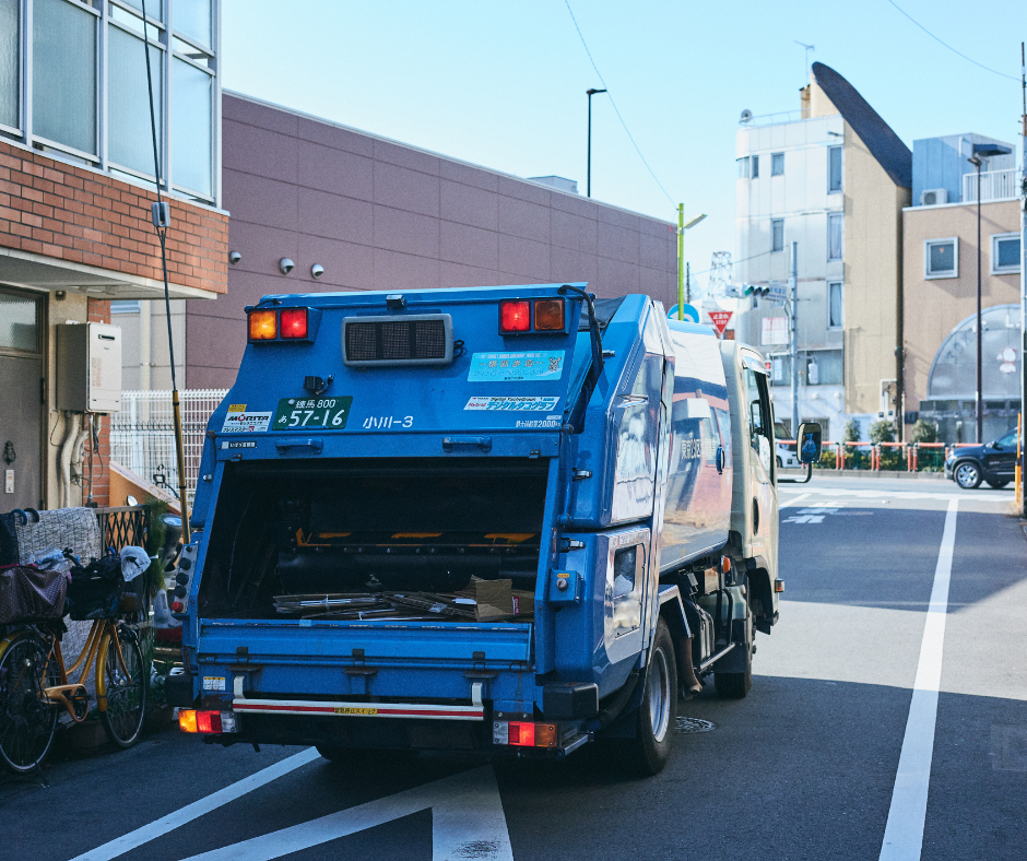 Camion per la raccolta dei rifiuti in servizio urbano, ideale per illustrare l'obbligo di tracciabilità GPS e FIR digitale previsto dal RENTRI per le aziende.